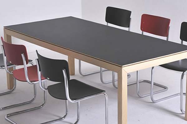 Abb. Tisch in Esche / Tischplatte HPL Laminat